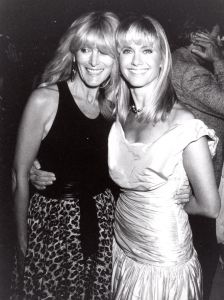 Olivia Newton John and sister, Rhona, 1989.jpg